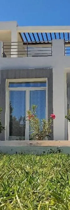 Magnifique villa avec piscine sur l’île de Djerba pour vacances，位于Arkou的酒店