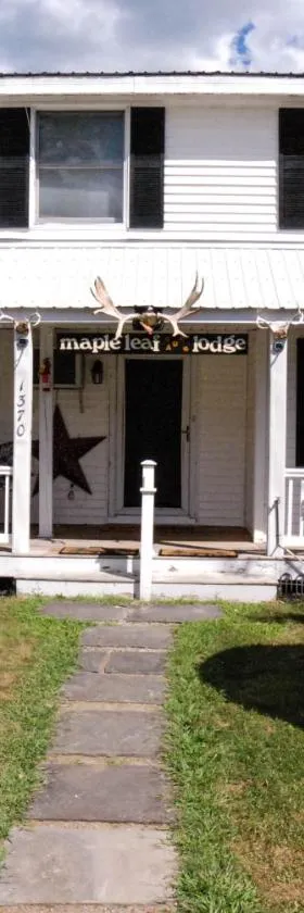 Maple Leaf Lodge，位于斯克伦湖的酒店