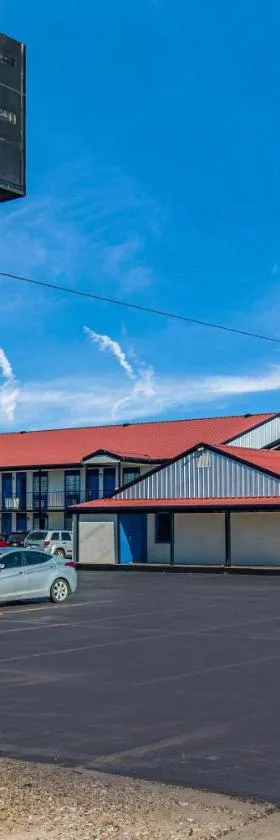 Rodeway Inn Broken Bow-Hochatown，位于布罗肯鲍的酒店