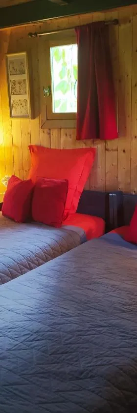 CABANE CERISE DANS L'ARBRE Etapeboisee，位于Fumay的酒店