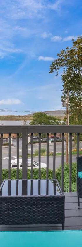 Deck View of Hudson River & Mt Beacon / Boho Suite，位于纽堡的酒店