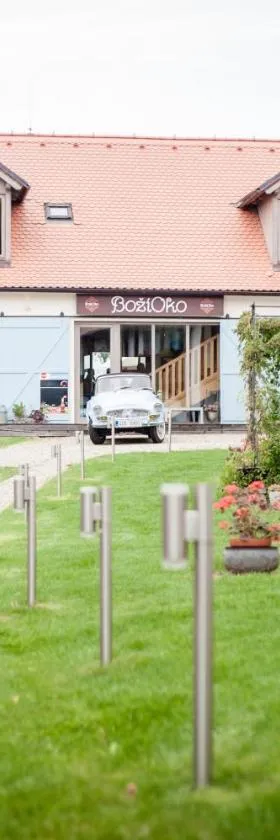 博兹欧考健康酒店，位于Malé Chrášťany的酒店
