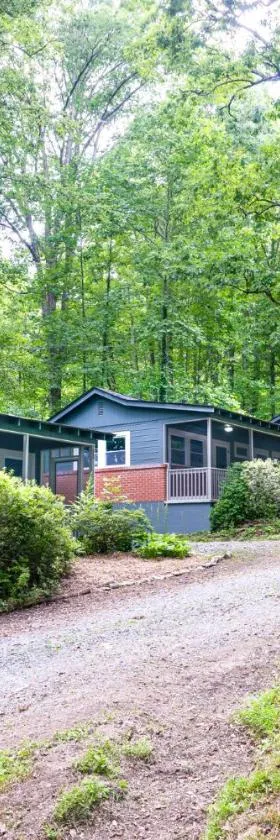 Foggy Bottom Cabins，位于Pisgah Forest的酒店