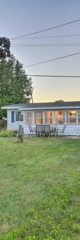 East Tawas Cabin with Lake Huron Access and Views，位于East Tawas的酒店