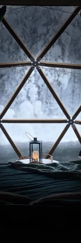 Aurora Igloo Fireplace-heated Tents in a secret forest with private Jacuzzi and shared sauna bathroom and dog friendly，位于罗瓦涅米的酒店