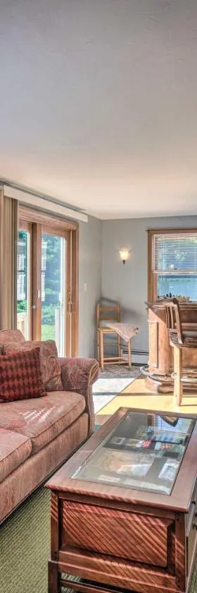 Charming Saco Home with Deck, 5 Mi to Beach!，位于索科的酒店