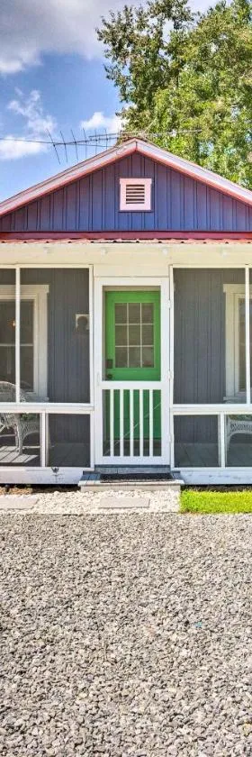 Chic Cottage with Private Yard Steps to Beach!，位于科洛尼尔比奇的酒店