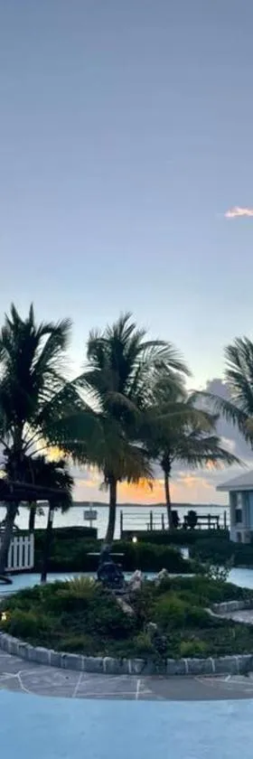 Beautiful Villa just steps away from the beach!，位于乔治镇的酒店
