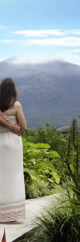 Colinas del Miravalles Hotel & Hot Springs，位于Guayabos的酒店