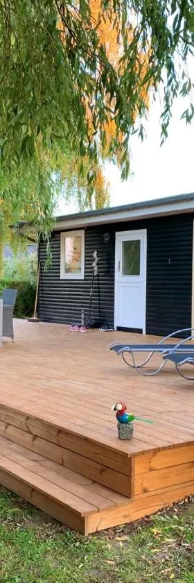 Spacey and charming cabin 300 m. from beach，位于Tjørneholm的酒店