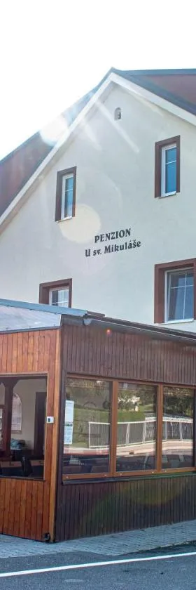 彭兹尤斯维米库拉塞霍斯特尼克酒店，位于Hať的酒店