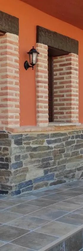 Casa rural La Colmena del Geoparque TR -CC 00489，位于Navatrasierra的酒店
