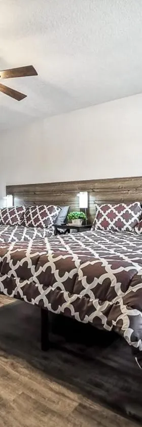 Valley Cabins Double Queen Hotel Room，位于La Cygne的酒店