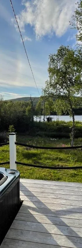 Villa Arktika porealtaallinen mökki Nuorgamissa Tenojoen ja tunturien vieressä，位于Nuorgam的酒店