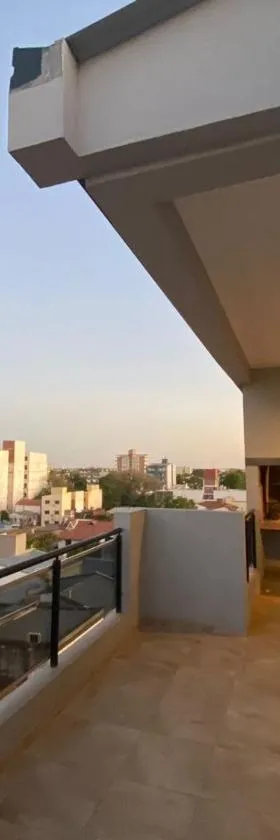 Departamento con gran balcón a la calle y parrilla，位于科连特斯的酒店