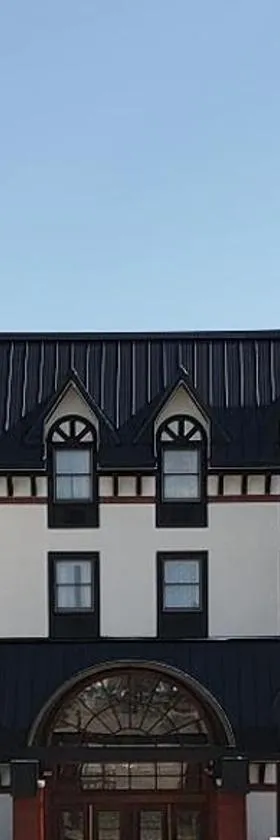 The Chateau Bloomington Hotel and Conference Center，位于布卢明顿的酒店