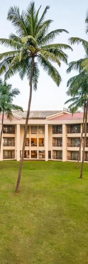 Silver Waves Resort & Spa - Daman，位于达曼的酒店