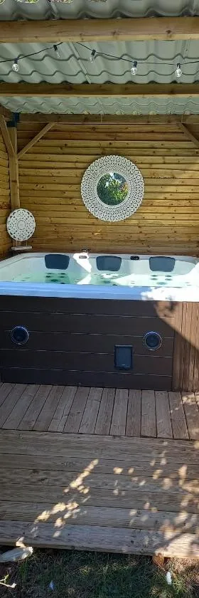 Arche de Lanoë jacuzzi，位于Labastide-Saint-Pierre的酒店