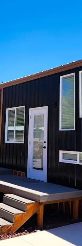 New modern & relaxing Tiny House w deck near ZION，位于Apple Valley的酒店