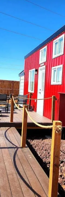 Romantic Tiny home with private deck，位于Apple Valley的酒店