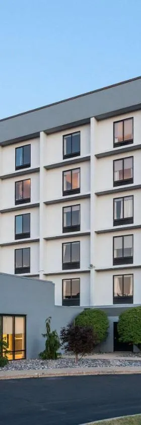 Comfort Inn & Suites Buffalo Airport，位于布法罗的酒店