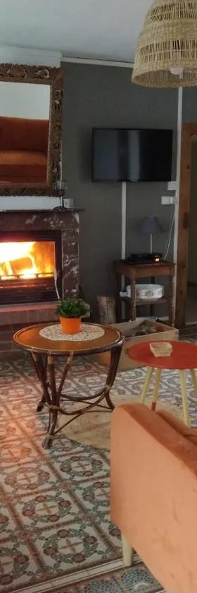 Charmante maison avec cheminée, grand jardin et boxe chevaux，位于Saint-Hilaire-sur-Helpe的酒店