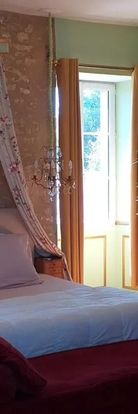 Chambre Louis XVI au Château de Champagne-Mouton，位于Champagne-Mouton的酒店