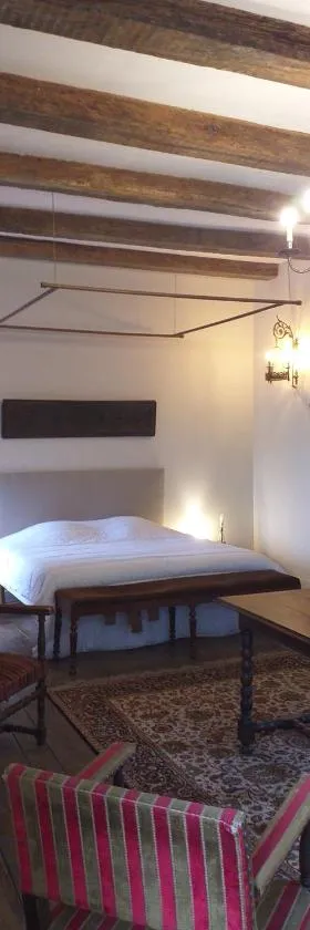 Chambre Renaissance au Château de Champagne-Mouton，位于Champagne-Mouton的酒店