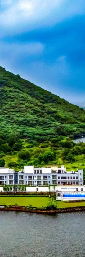 ZANA Lakeview Resort - most scenic lakeside resort，位于乌代浦的酒店