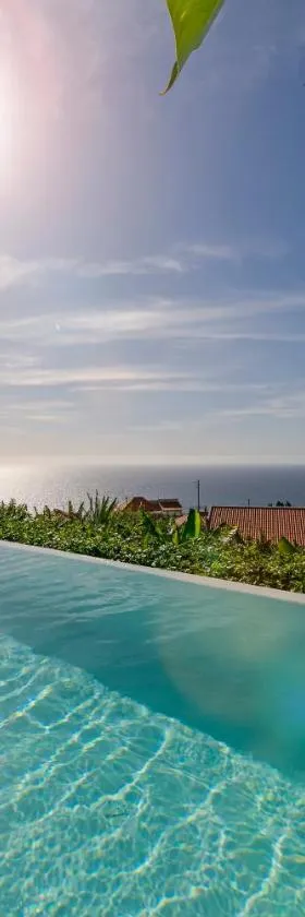 Casas da Vargem shared swimming pool by An Island Apart，位于蓬他达维托亚的酒店