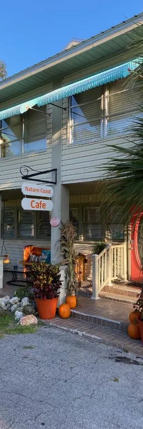 Nature Coast Inn & Cottages，位于Inglis的酒店