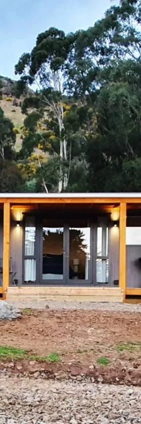 Glenwood Akaroa Bush Retreat - Totara Hut，位于阿卡罗阿的酒店