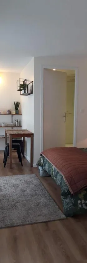 Agréables chambres indépendantes - Coutances centre，位于库唐斯的酒店