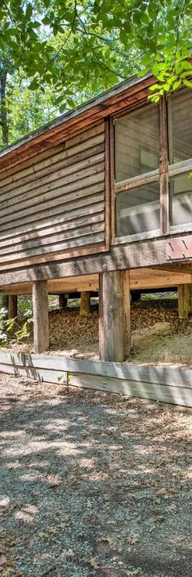 Bright Davis Escape with Screened-In Porch!，位于Davis的酒店