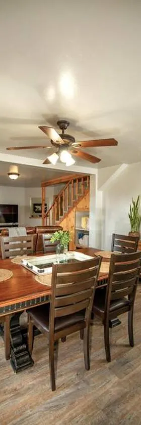 Afton Farmhouse with Mountain Views，位于阿夫顿的酒店
