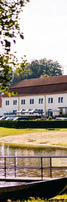 Resort Lesák，位于特热博涅附近赫卢姆的酒店
