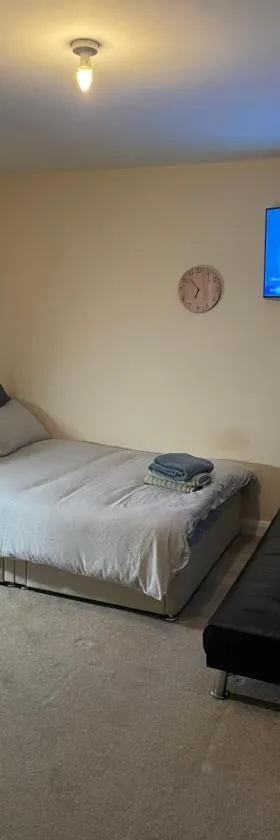 Private Rooms In A Cheerful 4-Bedroom Town House，位于Broughton的酒店