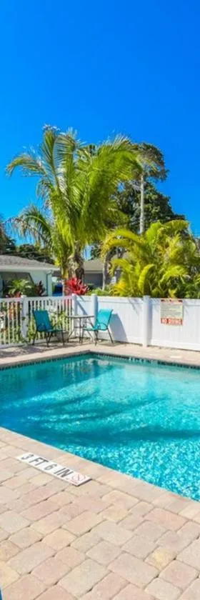 Driftwood Villas at Anna Maria Island Inn，位于霍姆斯海滩的酒店