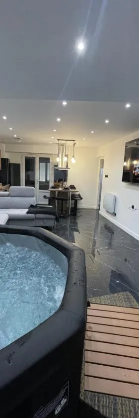 Appartement hors du commun avec son jacuzzi，位于萨利耶德贝阿尔恩的酒店
