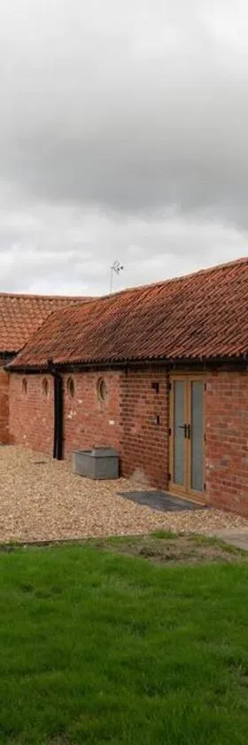 Lovely 1-bed suite & bathroom in converted barn near Newark Show-Ground，位于Stapleford的酒店