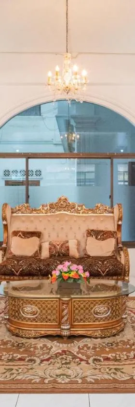 RedDoorz Plus at Hotel Surya Solo，位于梭罗的酒店