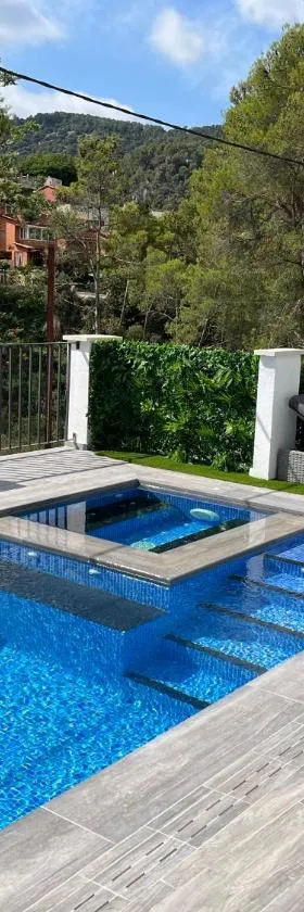 Lux Spa Barcelona，位于Vallirana的酒店