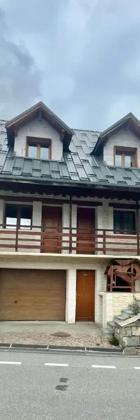 Deux appartements individuels de 8 personne à 200 mètres des remontées mécaniques au centre du village，位于圣索林达尔沃的酒店