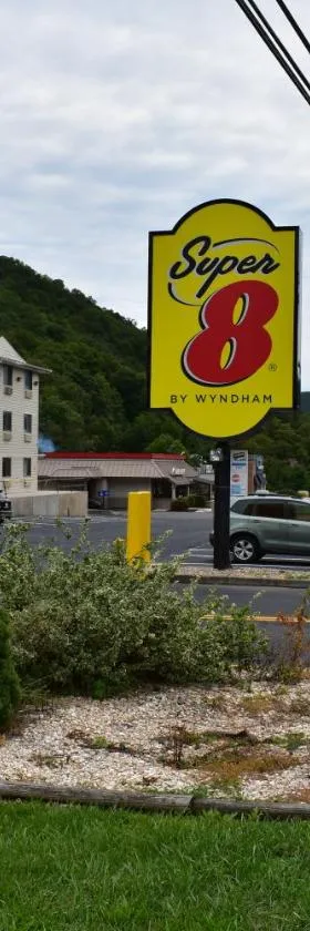 拉谷/坎伯兰速8汽车旅馆，位于拉瓦莱的酒店