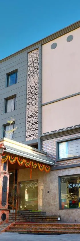 HOTEL THE GRANDLADHUKARA，位于德瓦尔卡的酒店