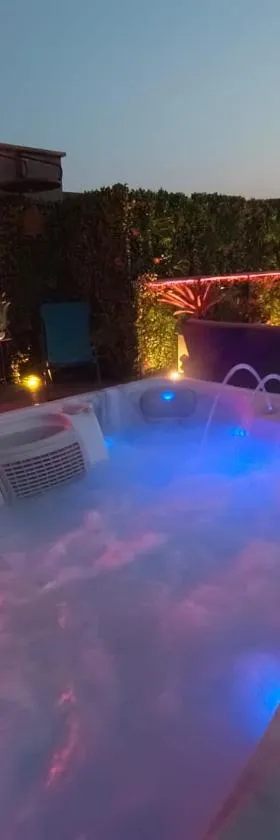 Spa de la Lune - Private love room suite with terrace and view - Air Conditioned- Double jacuzzi - Sauna - King size bed - Free WIFI - Free parking - Free breakfast - Close to CDG airport and to the North of Paris，位于Clichy-sous-Bois的酒店