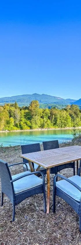 Dreamy Riverside Cabin with Fireplace and Grill，位于Concrete的酒店