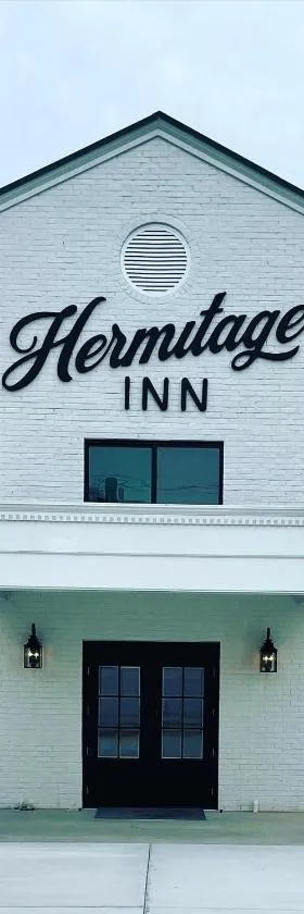 The Hermitage Inn and Taphouse，位于Petersburg的酒店