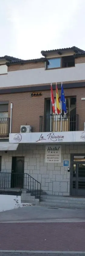 Hostal La Reserva，位于Cobeña的酒店