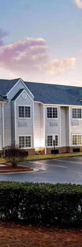 Microtel Inn & Suites by Wyndham Southern Pines Pinehurst，位于南派恩斯的酒店